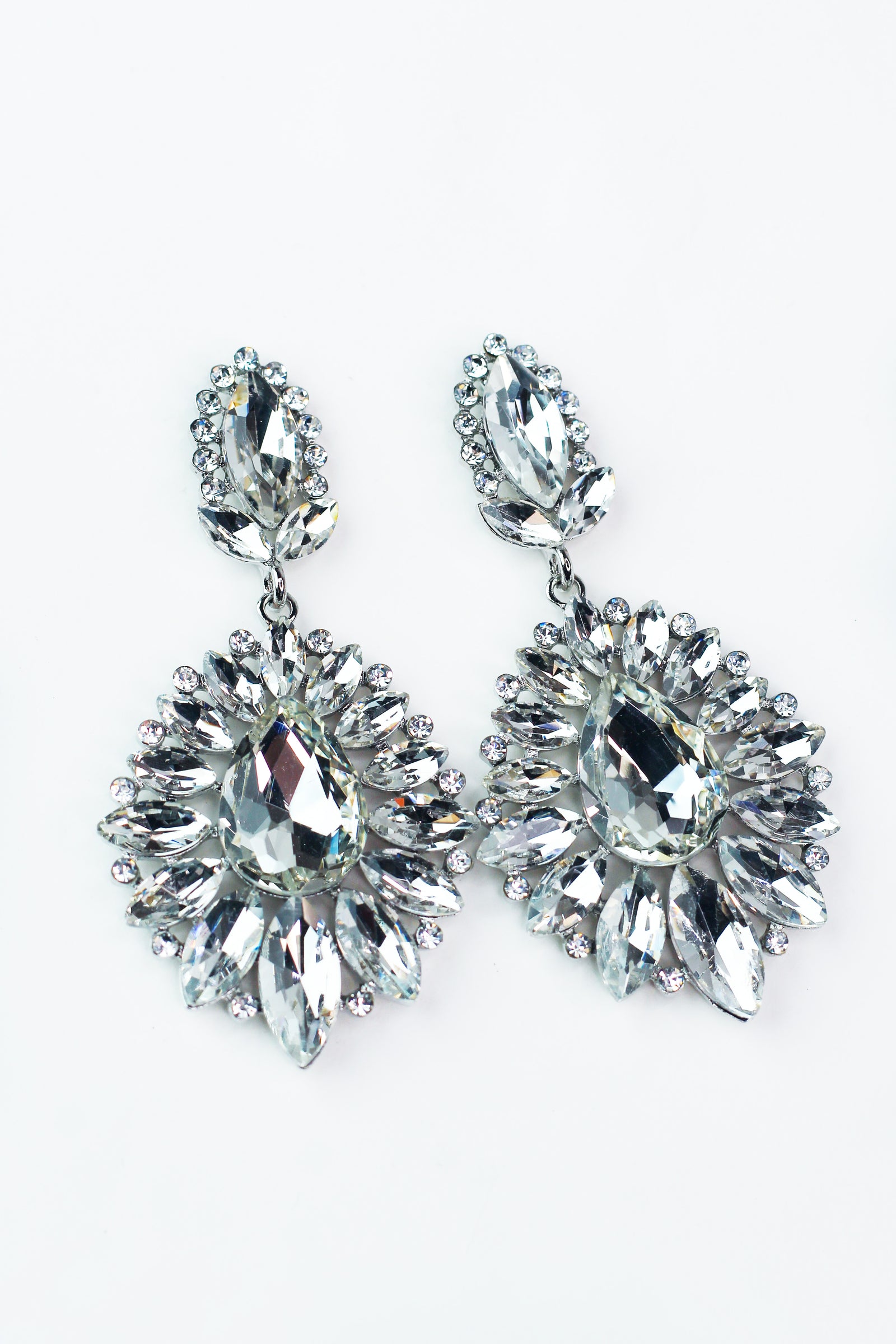 Small To Big Almond Trim Teardrop Middle Earring