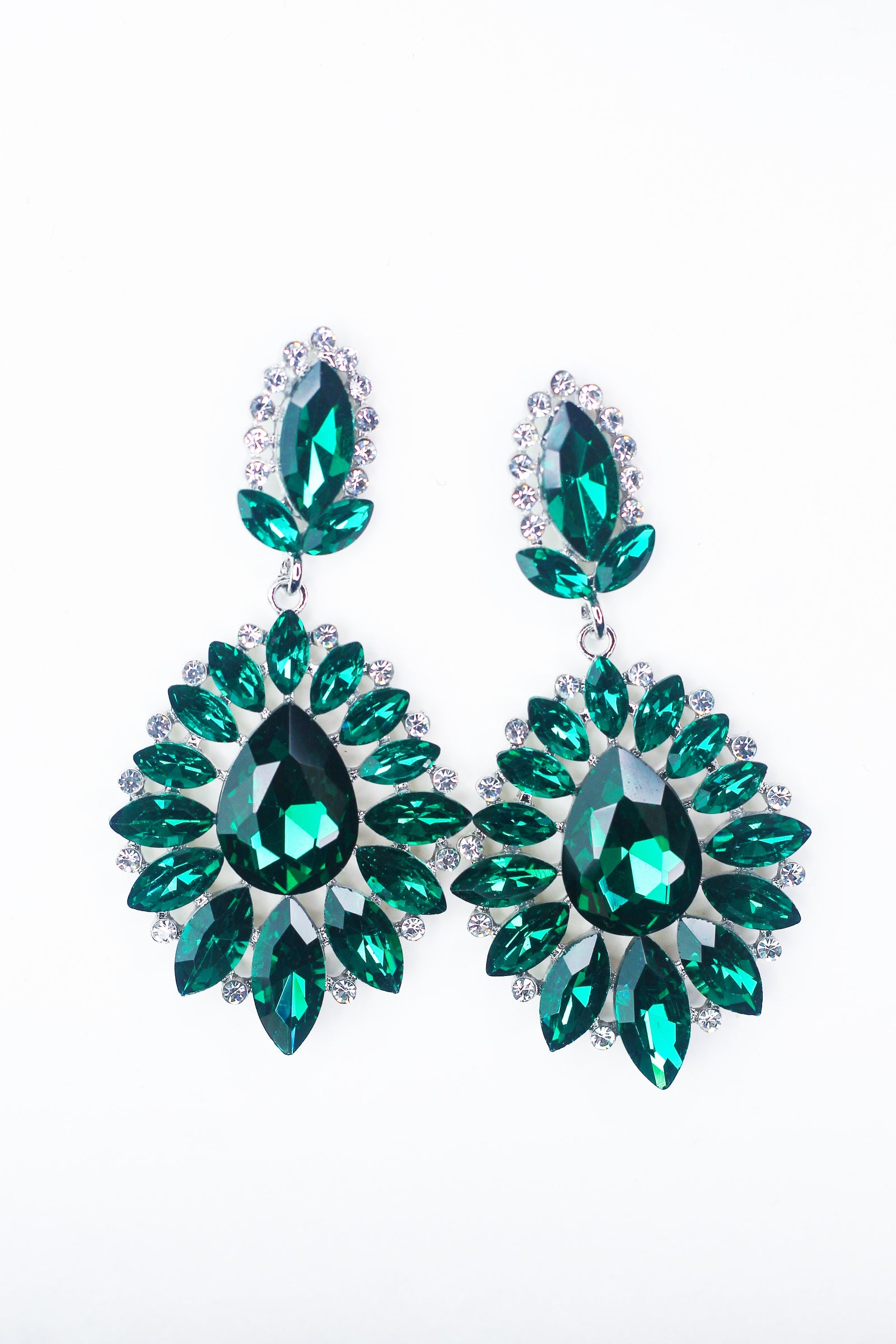Small To Big Almond Trim Teardrop Middle Earring