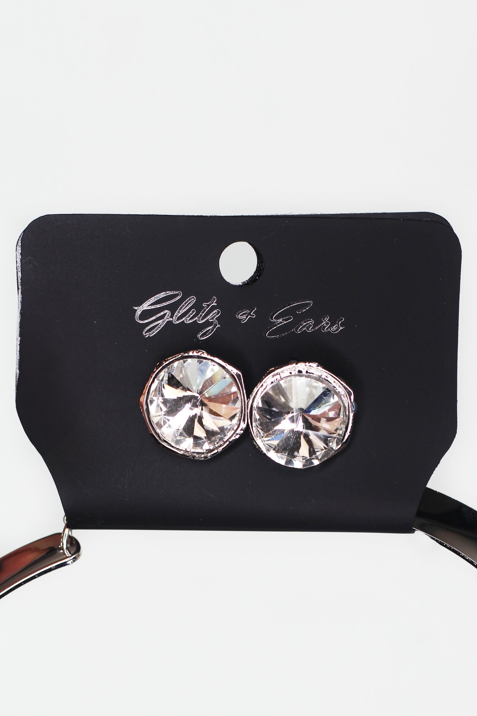 Thick Metal Necklace w/Round Rhinestone Pendant