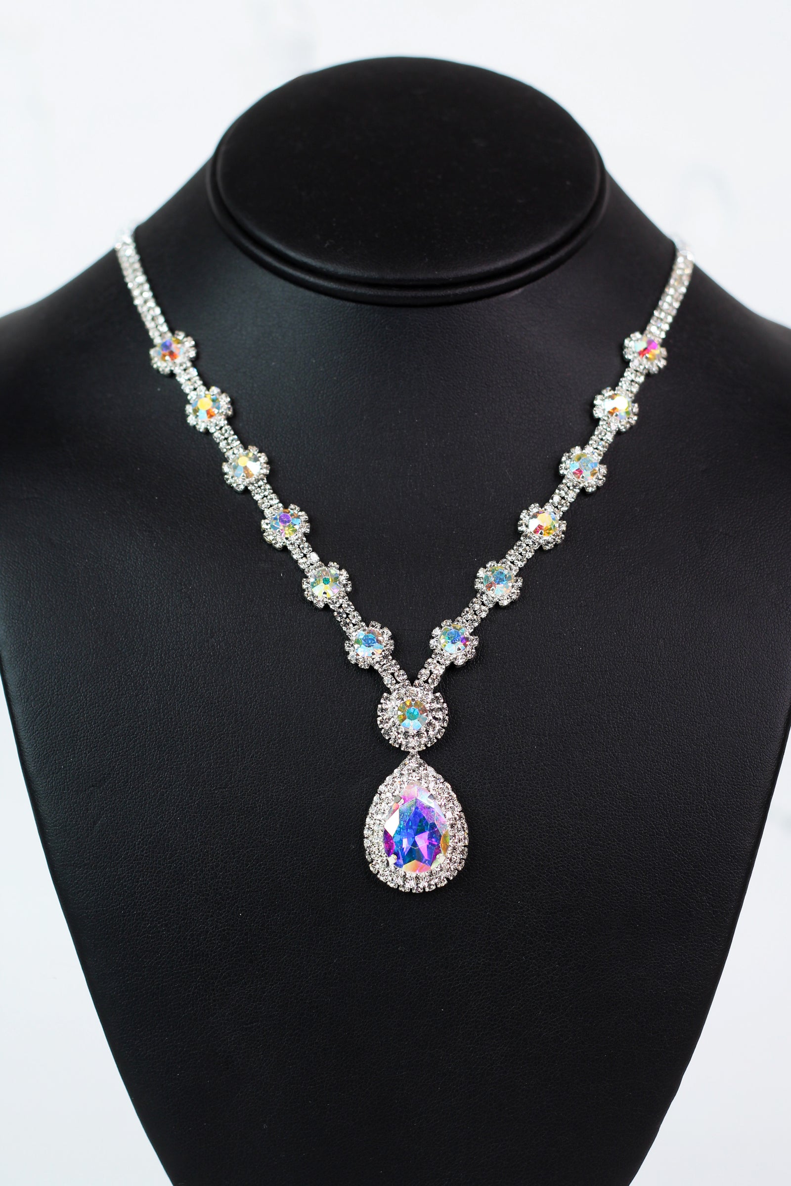 Spaced Stone with Trim Chain Teardrop Dangle Necklace