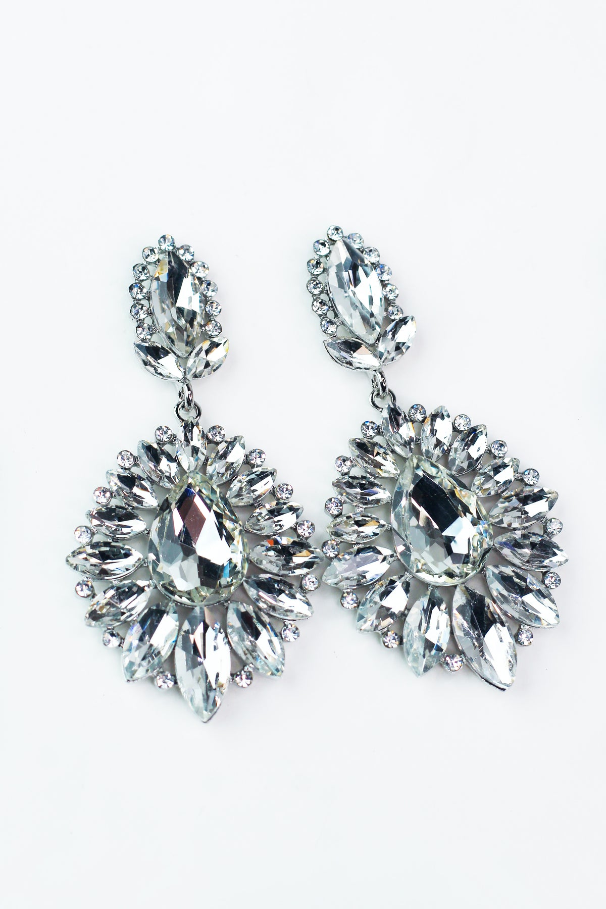 Small To Big Almond Trim Teardrop Middle Earring