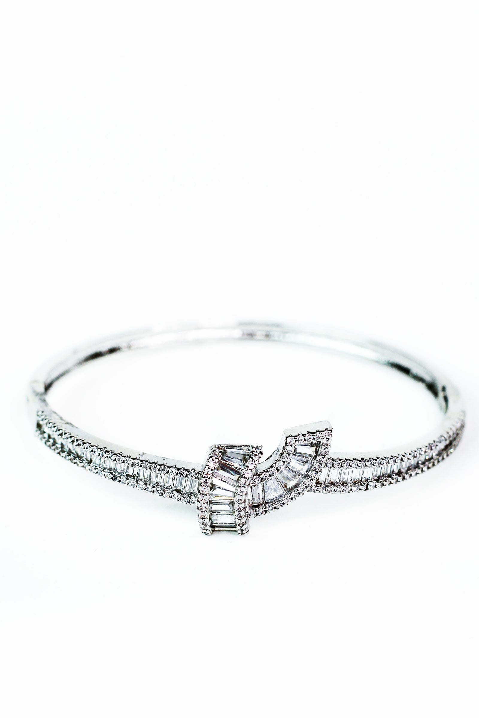 Small Baguette Overlap Middle Pave Trim Bangle
