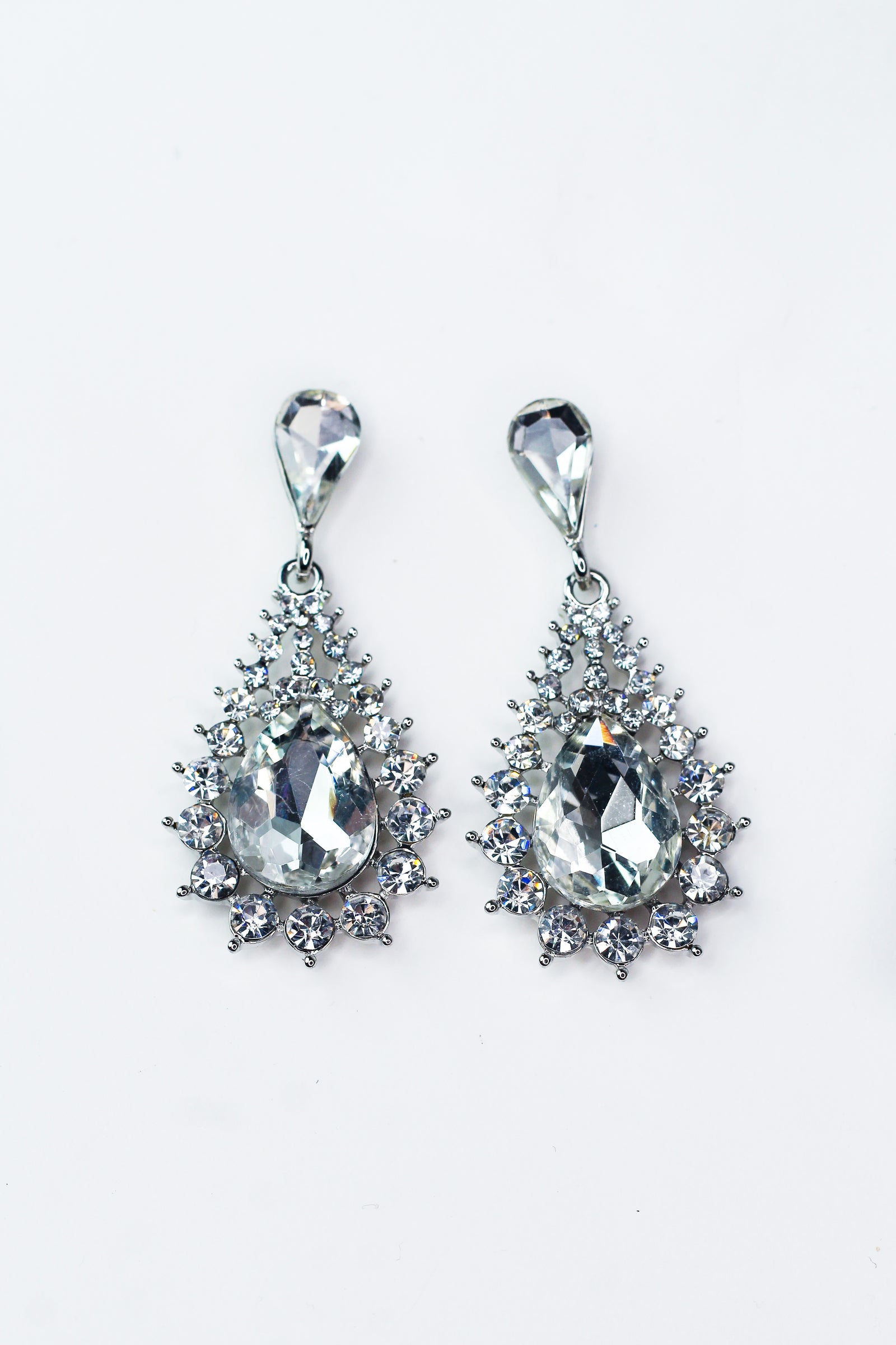 Gradual Teardrop Outlined Earring