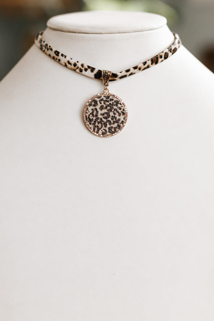 Textured Circle Rhinestone Pendant Choker