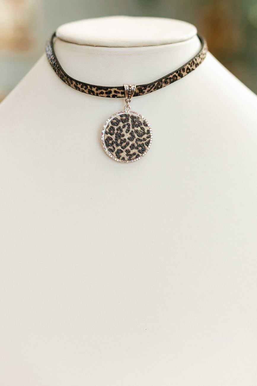 Textured Circle Rhinestone Pendant Choker