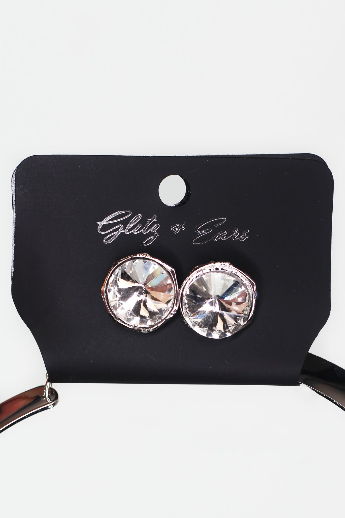 Thick Metal Necklace w/Round Rhinestone Pendant