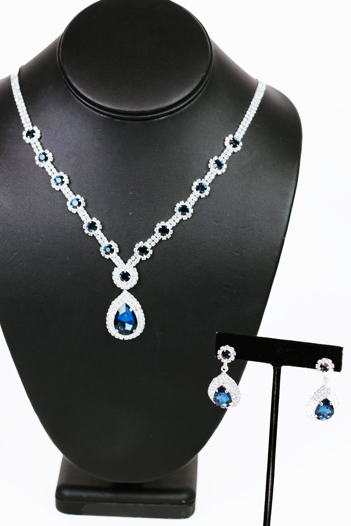 Spaced Stone with Trim Chain Teardrop Dangle Necklace