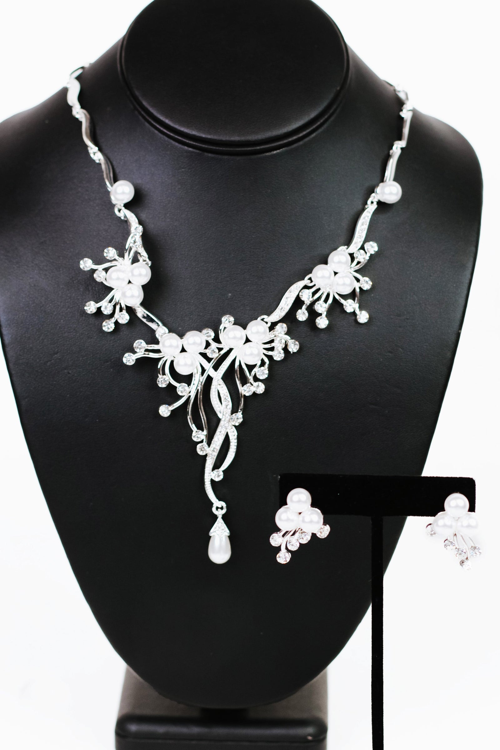 Pearl Clusters Metal Swirls Necklace