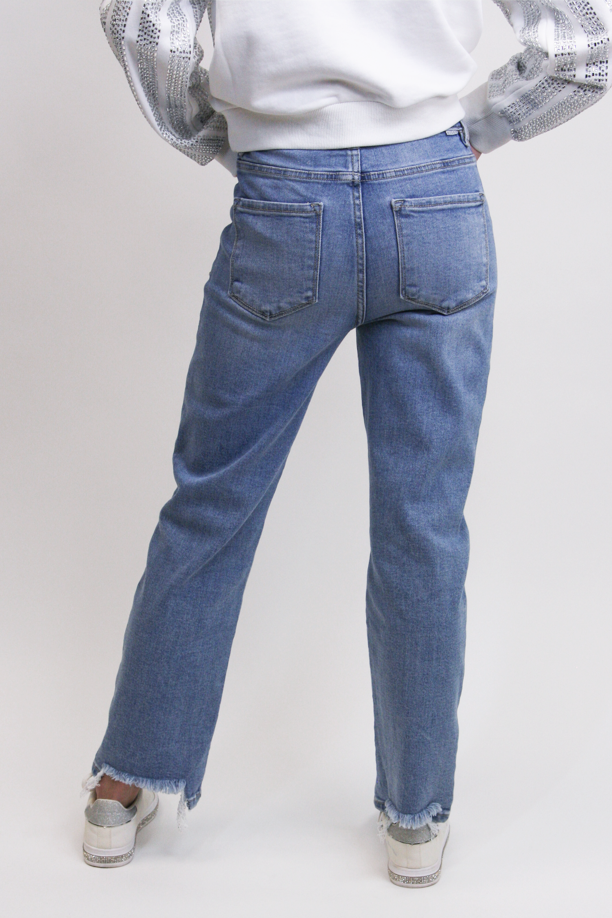 Straight Leg Jeans with Frayed Hem