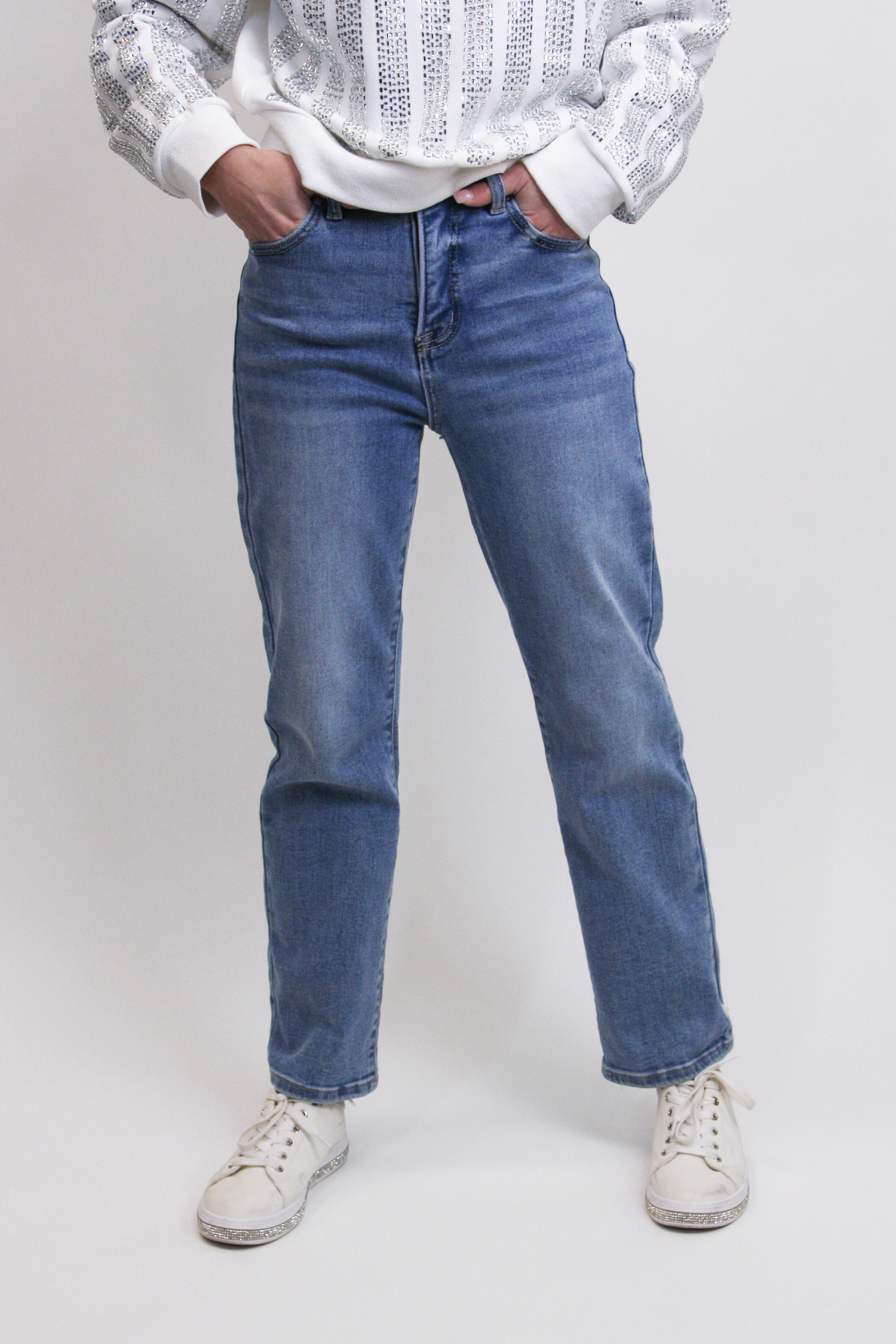 Straight Leg Jeans with Frayed Hem