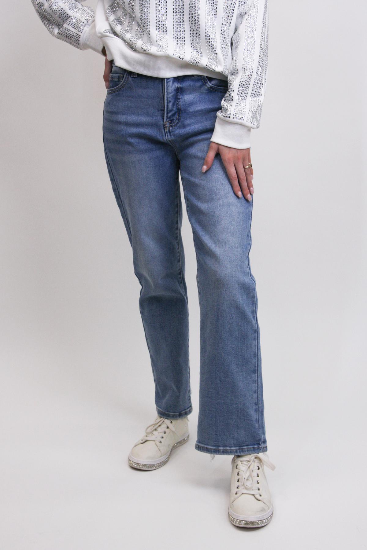 Straight Leg Jeans with Frayed Hem