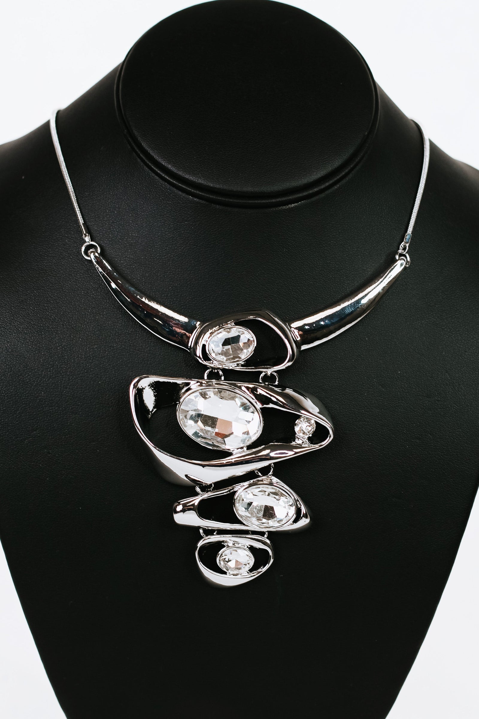 Curve Metal Oval Center Necklace