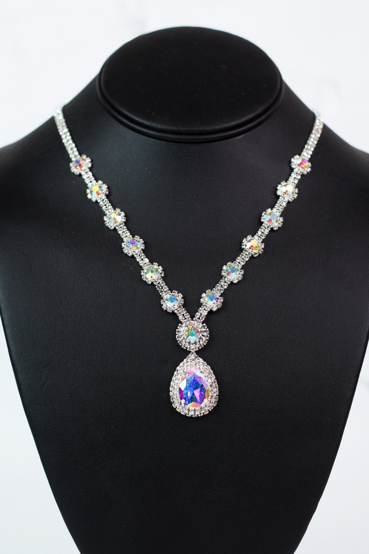 Spaced Stone with Trim Chain Teardrop Dangle Necklace