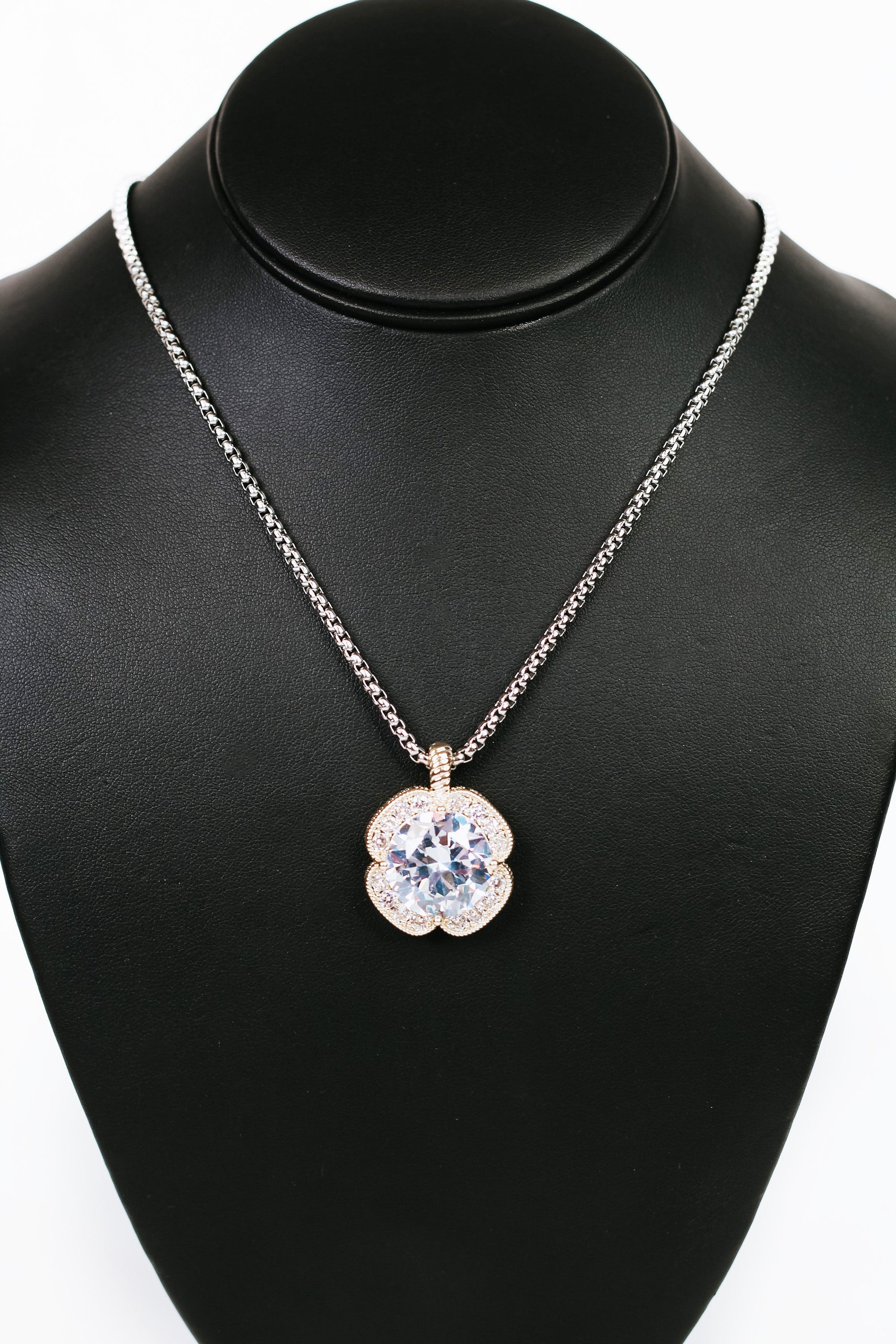 Clover Trim Large Stone Middle Necklace