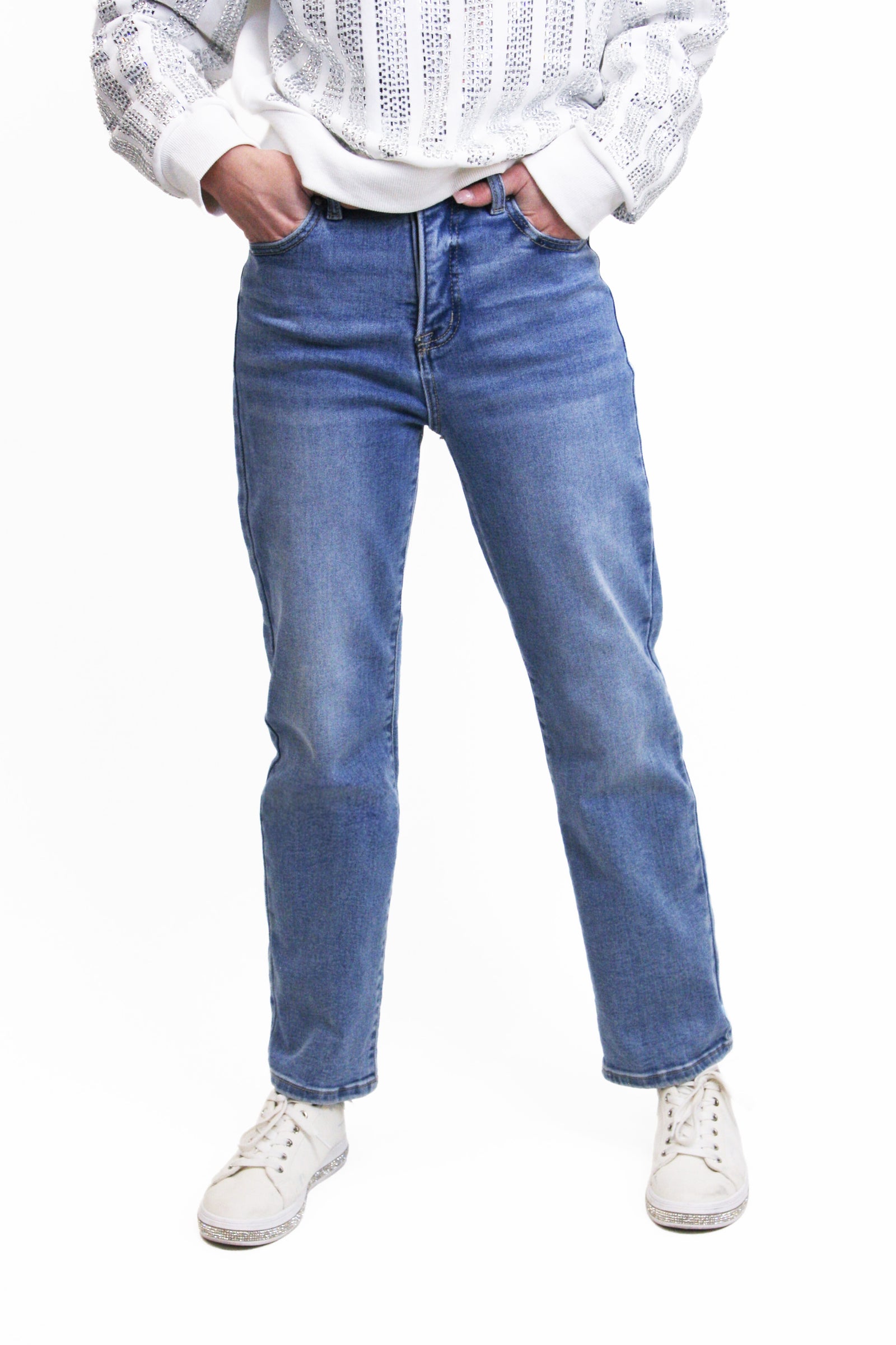 Straight Leg Jeans with Frayed Hem