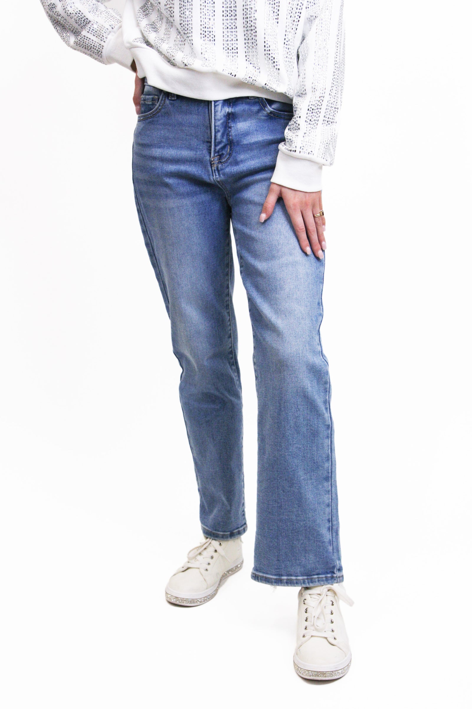 Straight Leg Jeans with Frayed Hem