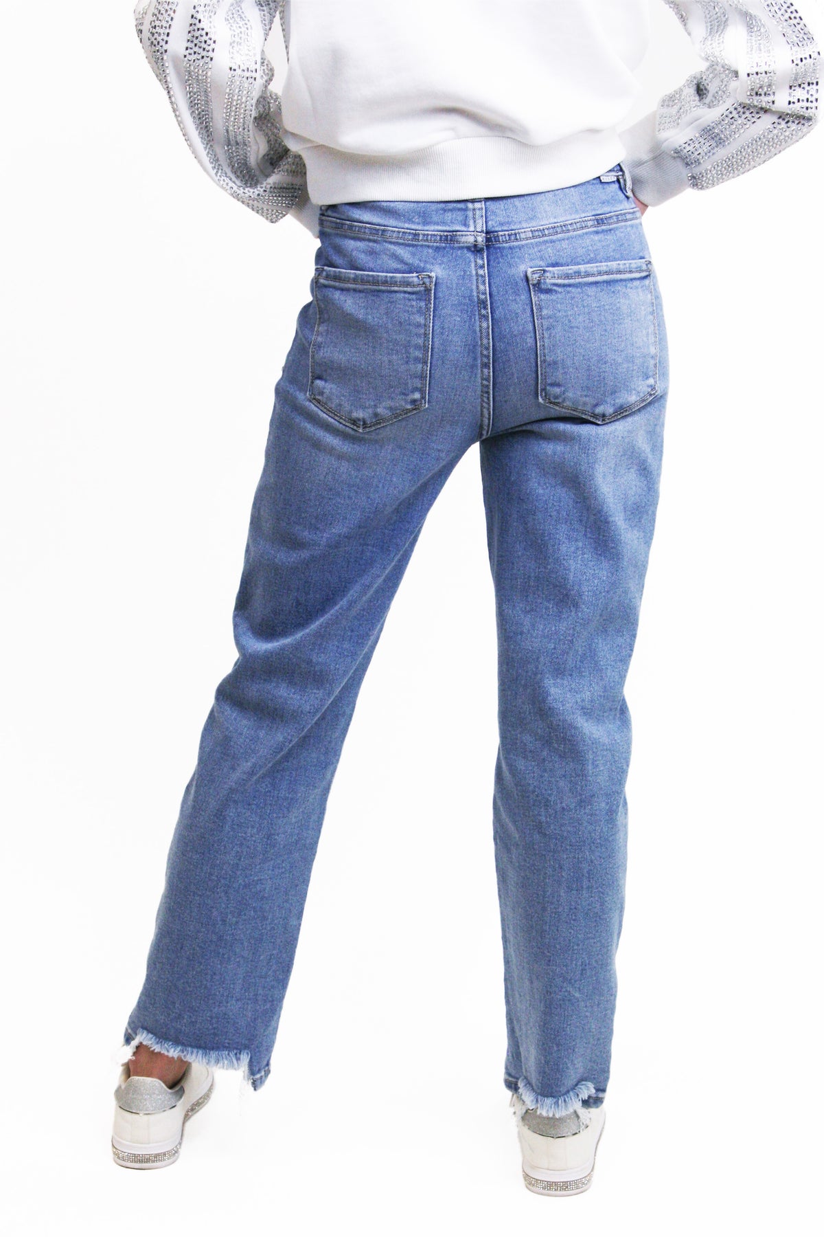 Straight Leg Jeans with Frayed Hem