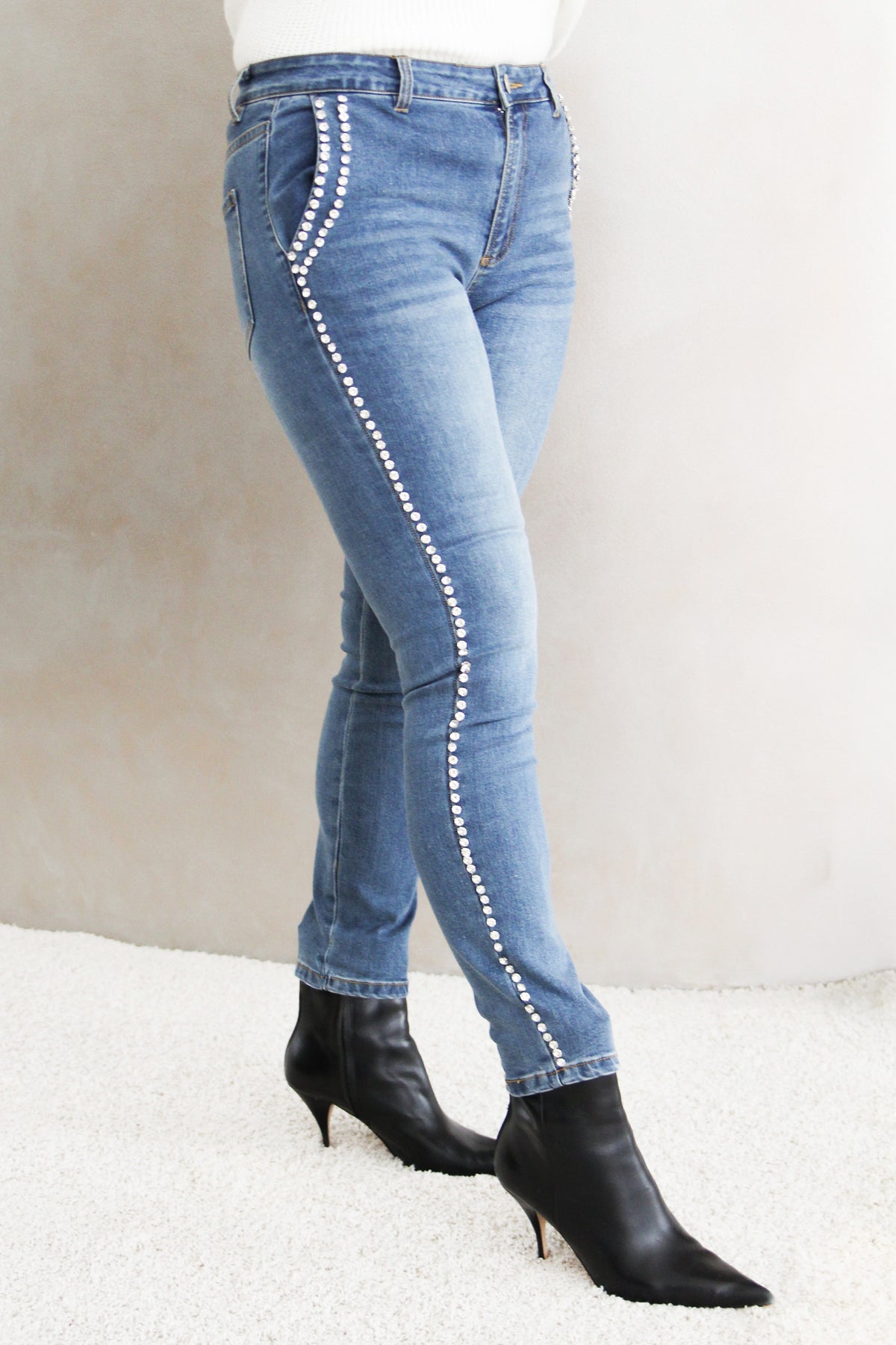 Pocket &amp; Leg Trimmed Rhinestone Studded Skinny Jeans