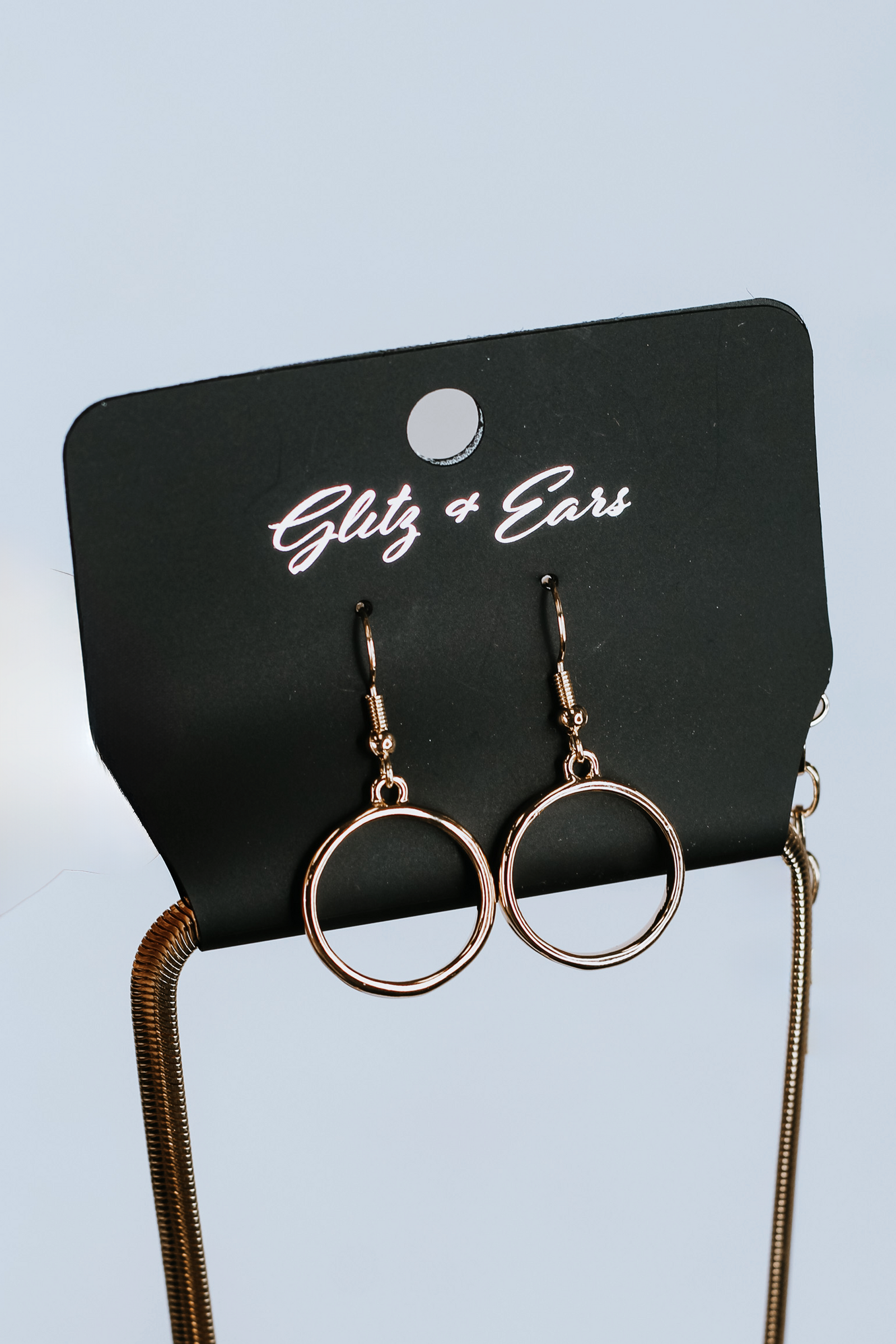 Serpentine Chain Necklace w/ Round Epoxy Metal Trimmed Pendant