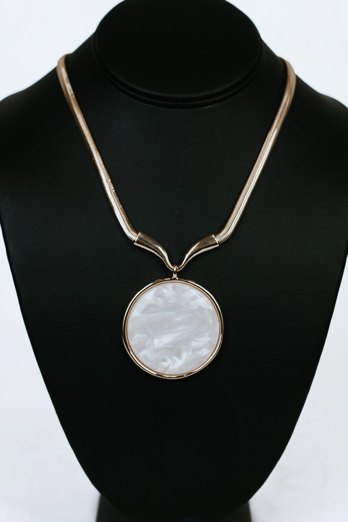 Serpentine Chain Necklace w/ Round Epoxy Metal Trimmed Pendant