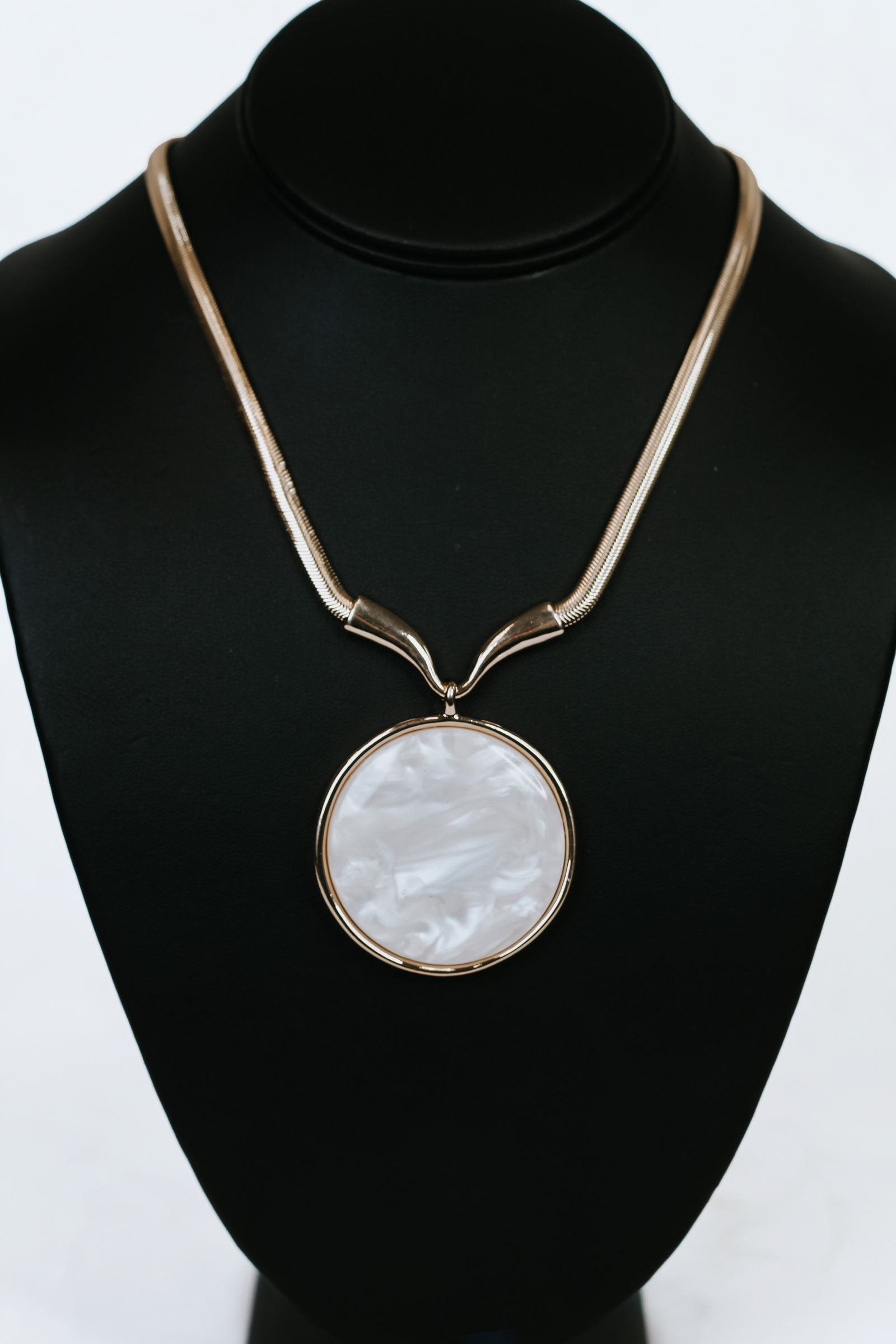 Serpentine Chain Necklace w/ Round Epoxy Metal Trimmed Pendant