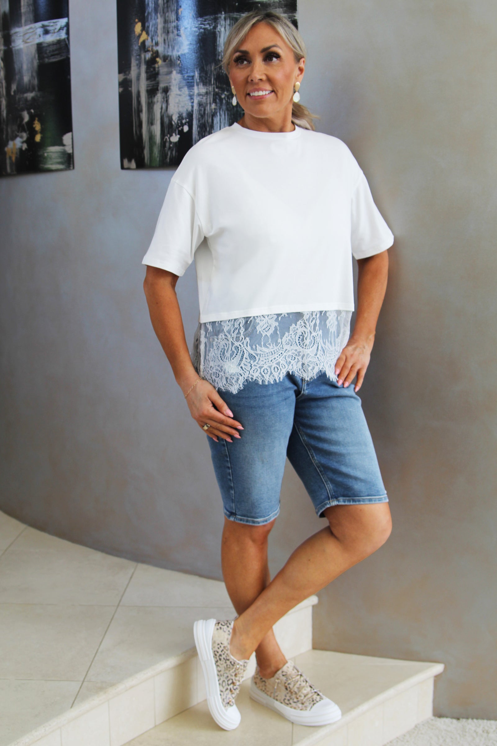 Short Sleeve T-Shirt w/ Wide Lace Hem
